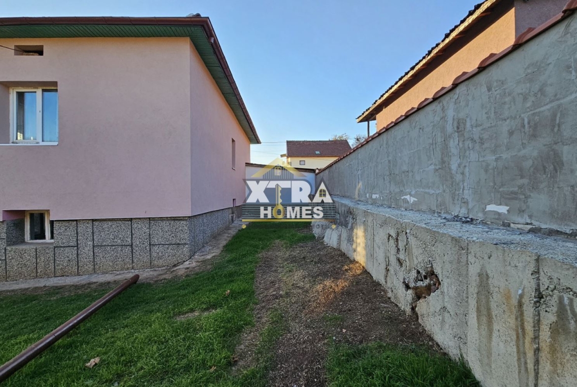 Къща с довр в кв. Сеславци - 0