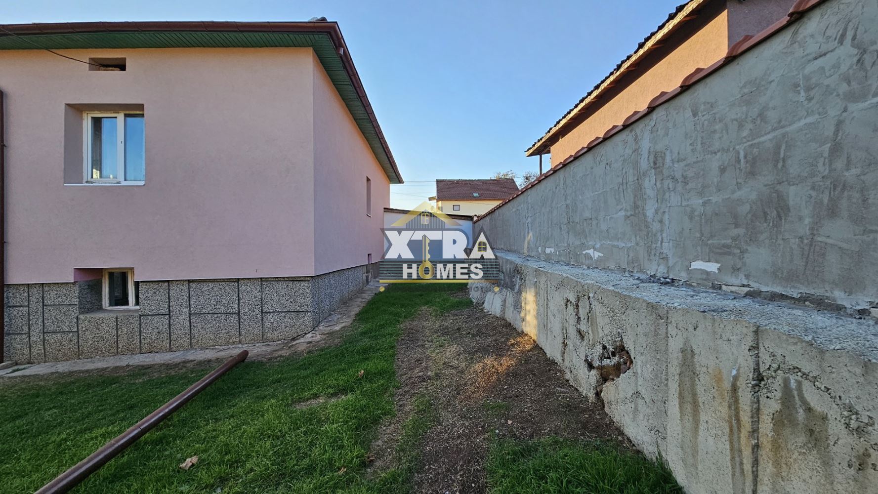 Къща с довр в кв. Сеславци - 0