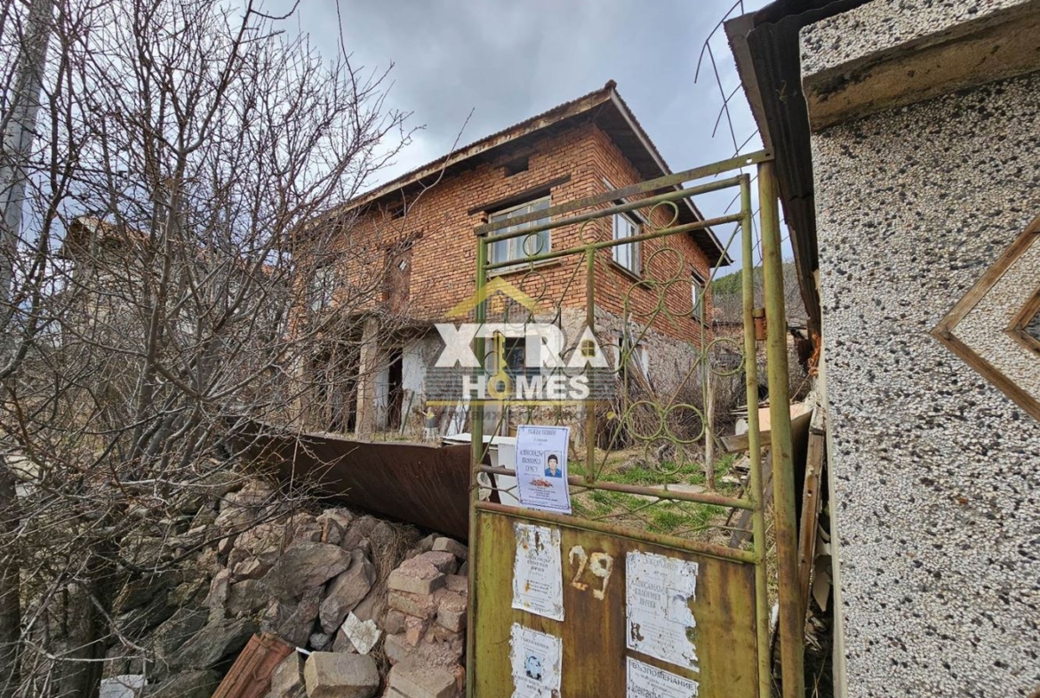 Къща с двор в кв. Сеславци - 0